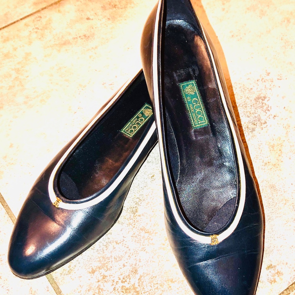 Gucci authentic  navy w white flats sz 10